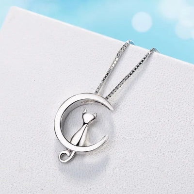 collier-en-argent-le-chat-fond-blanc