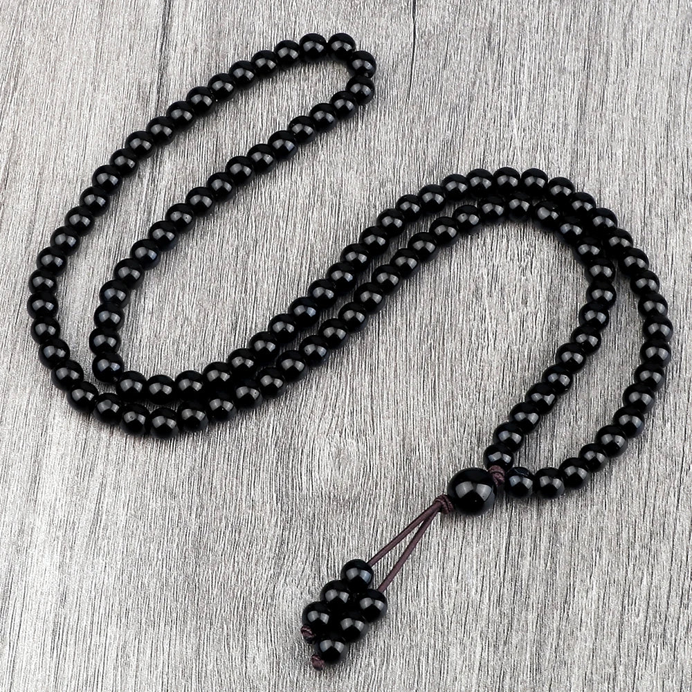 collier-de-perle-noir-pur-fond-bois