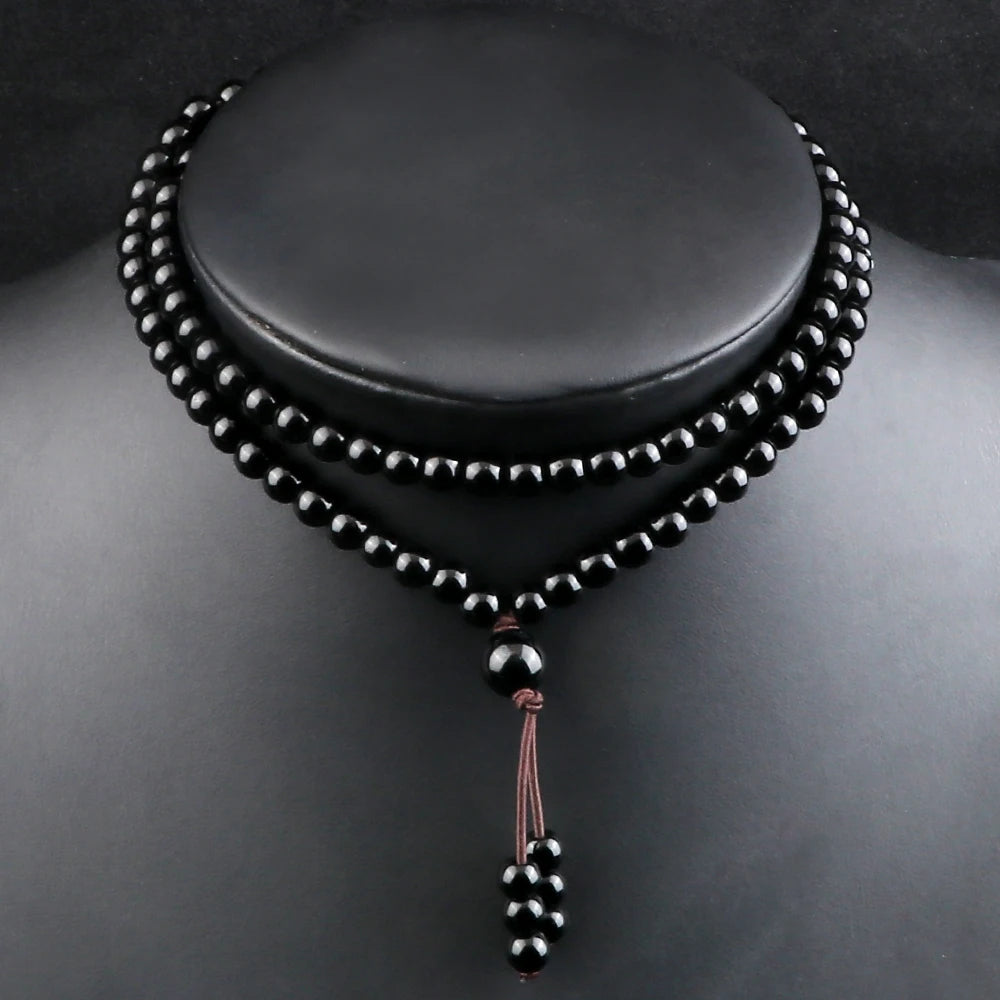 collier-de-perle-noir-pur-cou-noir