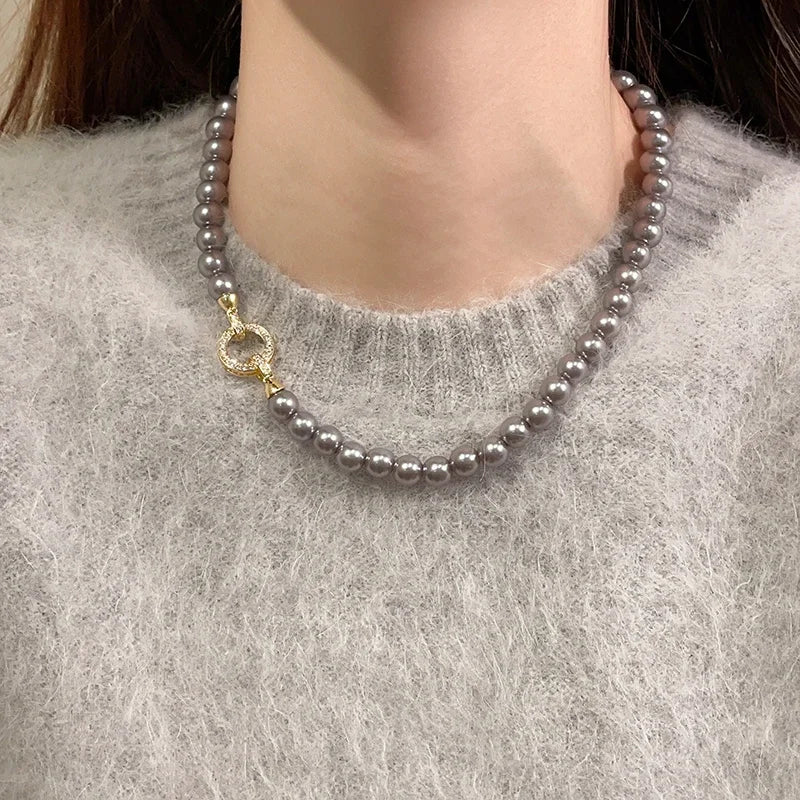 collier-de-perle -'élégant-gris