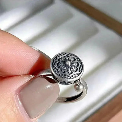 bague-anti-stress-tibétaine-argent-doigt