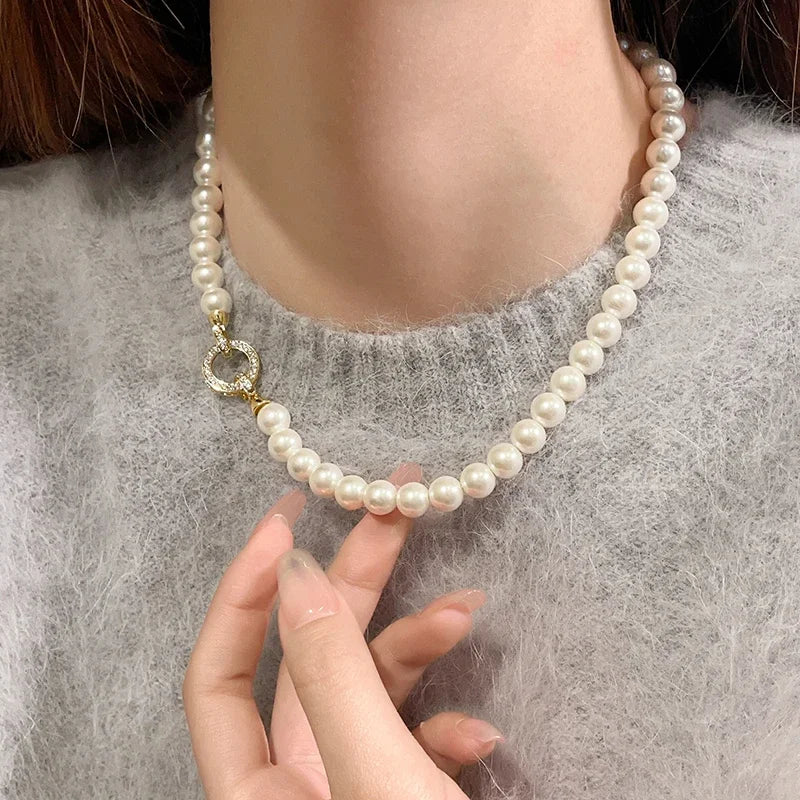 collier-de-perle -'élégant-blanc-gris-délicat