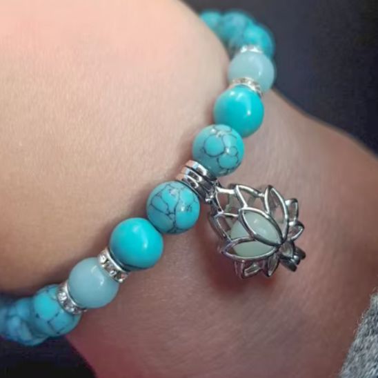 bracelet-en-pierresnaturelles-lotus-turquoise-poignet